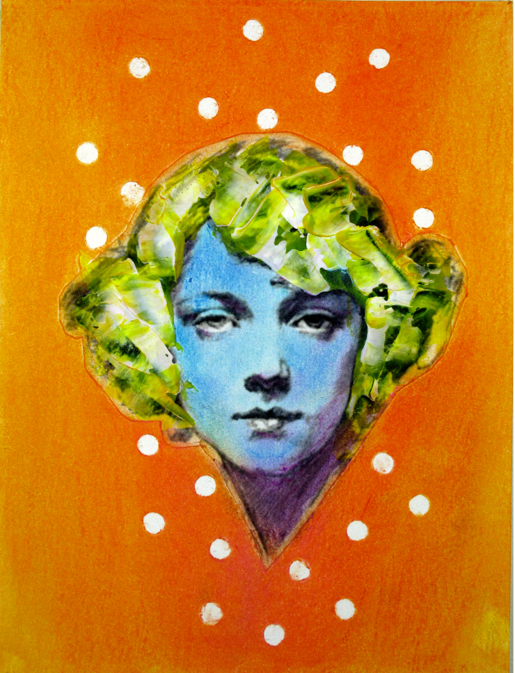 Fond orange avec points blancs, femme de face